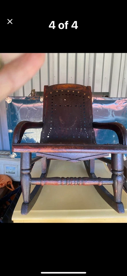 Mecedora antigua tamaño infantil Foto 1 de 4