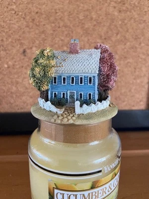 Vela Yankee Retirada Nuestra América Casa Colonial Azul 3.7 Tarro Topper Árboles de Otoño Foto 1 de 2