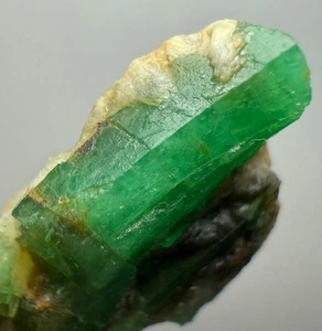Cristal esmeralda Swat natural verde superior de 13 quilates en matriz de Pakistán. - Imagen 1 de 7