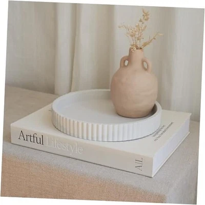 Bandeja de hormigón decorativa y juego de decoración de libros - Bandeja festoneada y caja de lino beige Foto 1 de 4