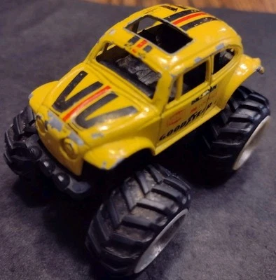 Camión monstruo Volkswagen Beetle amarillo juguete MC de colección de la década de 1980 VW Bug Baja difícil de encontrar Foto 1 de 4