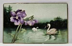 Kunst geprägt 2 Schwäne auf See lila Blumen kleine Vintage Postkarte 4,5" x 2,75" - Bild 1 von 4