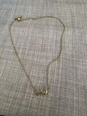 Firmado Kate Spade Nueva York Di Sí "GUIÑO" Colgante Collar Tono Dorado Cadena Foto 1 de 4