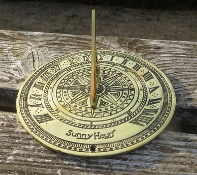 Reloj de sol de latón sin usar 19,5 cm diámetro 9,3 cm Gnomon, 1073 gramos - Horas de sol - Imagen 1 de 4