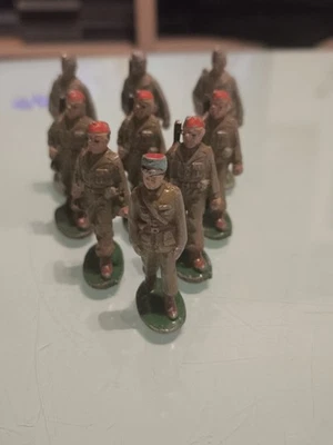 Quiralu infanterie 9 soldats en calots Défilé officier soldats  - Photo 1/4