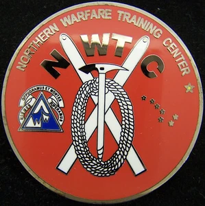 Moneta sfida Northern Warfare Training Center nuova con etichette Black Rapids Alaska - Foto 1 di 2