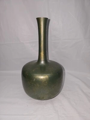 Jarrón japonés vintage de diseño moderno de los años 60 con patas de bronce de 9,5 pulgadas verde y dorado Foto 1 de 4