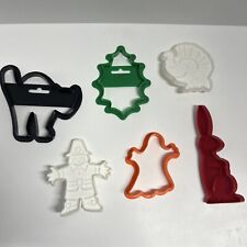 6 VTG HARD PLASTIC COOKIE CUTTERS LOT WILTON BUNNY GHOST CAT HOLLY TURKEY NICE!