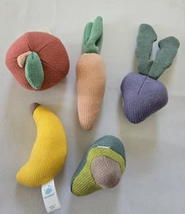 Juego de 5 juguetes de peluche Cloud Island tejido frutas y verduras bebé con sonajero - Imagen 1 de 12