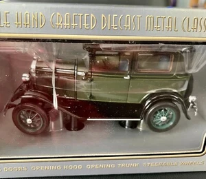 1931 FORD MODEL A TUDOR SEDAN GREEN 1:18 MOTOR CITY AN ORIGINAL CLASSIC - Picture 1 of 10