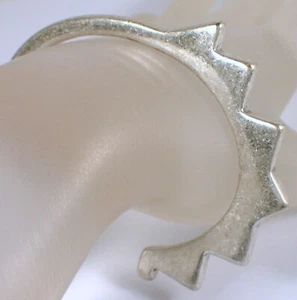 Brazalete Brazalete Brutalista De Colección LUCKY BRAND Diseñador Tono Plateado Moderno Punk Spike - Imagen 1 de 7