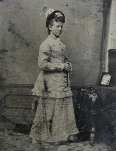ANTICA FOTO AMERICANA TINTA UNITA BELLA GIOVANE DONNA ELEGANTE ABITO PRIMAVERILE CAPPELLO - Foto 1 di 2