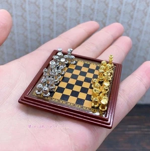 1/12 Puppenhaus Miniatur Metall Schach Silber & Gold und Brett Set Spiel Spiel Spielzeug - Bild 1 von 5