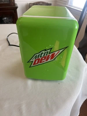 Mini nevera CURTIS Mountain Dew MIS134MD-B verde lima Foto 1 de 4