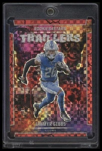 2023 Panini Rookies & Stars #TH-11 Jahmyr Gibbs Thrillers Plaid Rosso - Foto 1 di 2