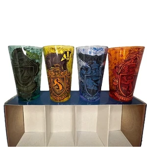 Harry Potter Hogwarts Haus Wappen Glaswaren Set 4-16 Unzen NEU in Box Warner Bro - Bild 1 von 16