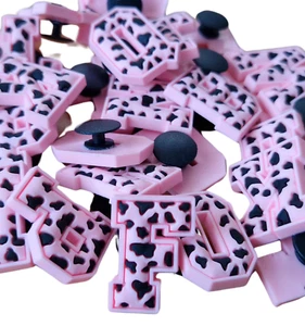 ✨A - Z Letras Cocodrilo Dijes Para Zueco Zapatos Nombre Inicial Palabra Rosa Estampado Animal✨ - Imagen 1 de 28