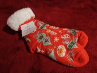 全新 HALLMARK VIP 2024 COZY LINED FAUX FUR SOCKS 100% 聚合物--一个尺寸的袜子 — 第 1/4 张图片