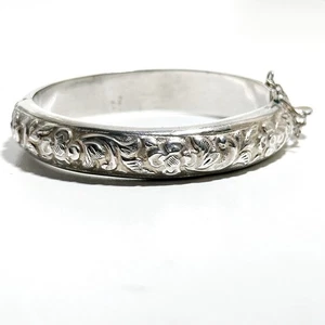 Vintage Floral Repoussé Silver Bangle Hand Chased Asian Export Hinged Jewellery - Imagen 1 de 17