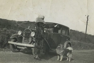 Frankreich Cherbourg alter Knaller Automobil Dame & Hund altes Schnappschuss Foto 1932 - Bild 1 von 3