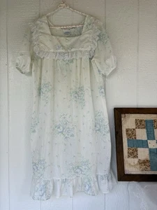 Vintage Nachthemd mit Blumenmuster und Spitzenbesatz Medium - Bild 1 von 6