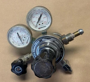 MATHESON REGULATOR 3104A 580 W/ GAUGE 63-3122 0-200PSI, 63-3133 0-3000PSI - Picture 1 of 8