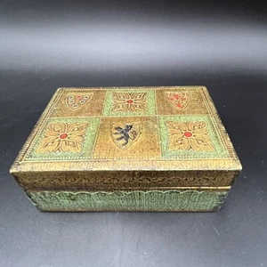 ANTIGUA CAJA DE BARATIJAS DE MADERA DORADA NOBLE CRESTAS TALLADAS ORO VERDE HECHA EN ITALIA - Imagen 1 de 10