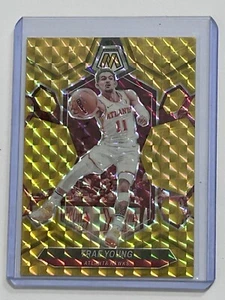 Trae Young 2023-24 Panini Mosaic Gold Prizm Parallel #05/10 Atlanta Hawks #107 - Bild 1 von 8