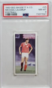 1983 Geo Bassett Fútbol #25 Michael Laudrup tarjeta de novato radiocontrol PSA 8 casi nuevo-como nuevo Dinamarca - Imagen 1 de 2