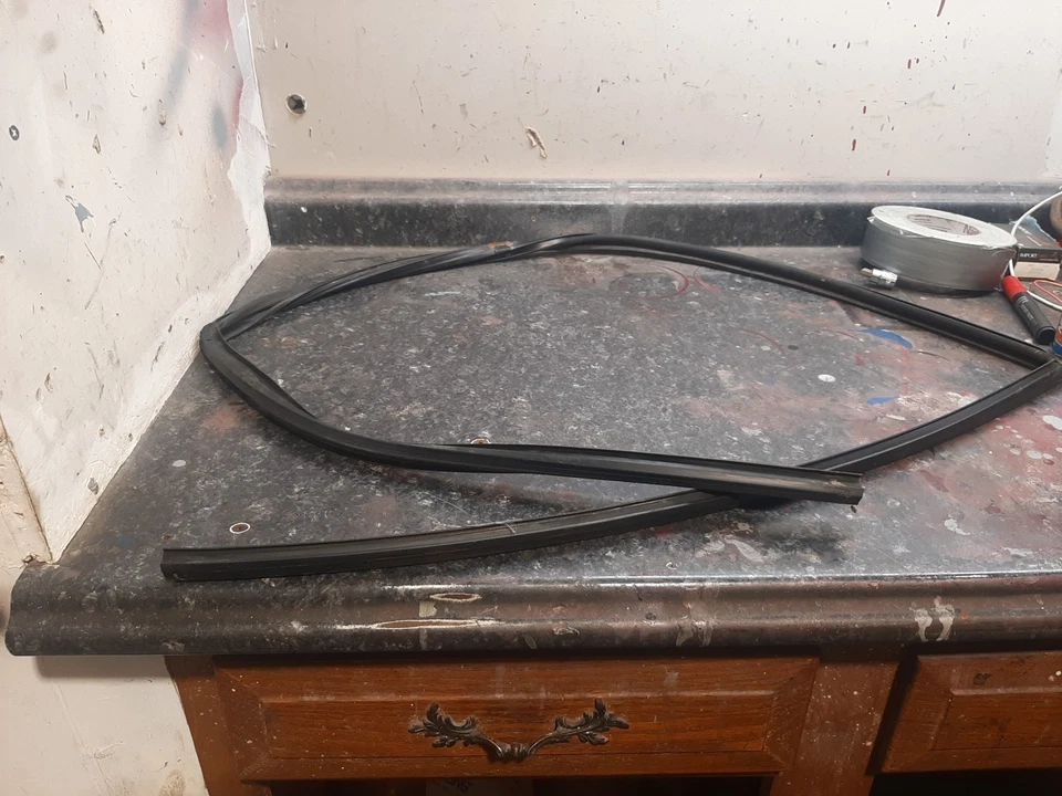 01-05 SUZUKI XL-7 RIGHT FRONT DOOR WINDOW WEATHERSTRIP SEAL OEM - Image 1 of 1