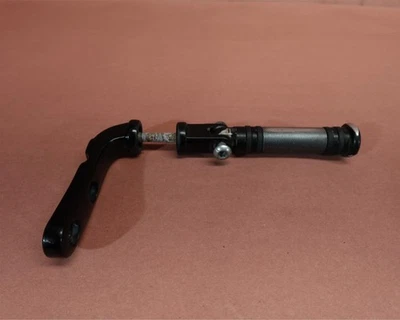 2007-2011 Harley Davidson Dyna Street Bob FXDB 右脚休息钉 — 第 1/4 张图片