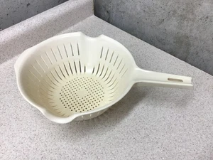 Vintage Rubbermaid 2 Qt Colander Strainer #2934 Double Spout Off White w/Handle - Picture 1 of 5