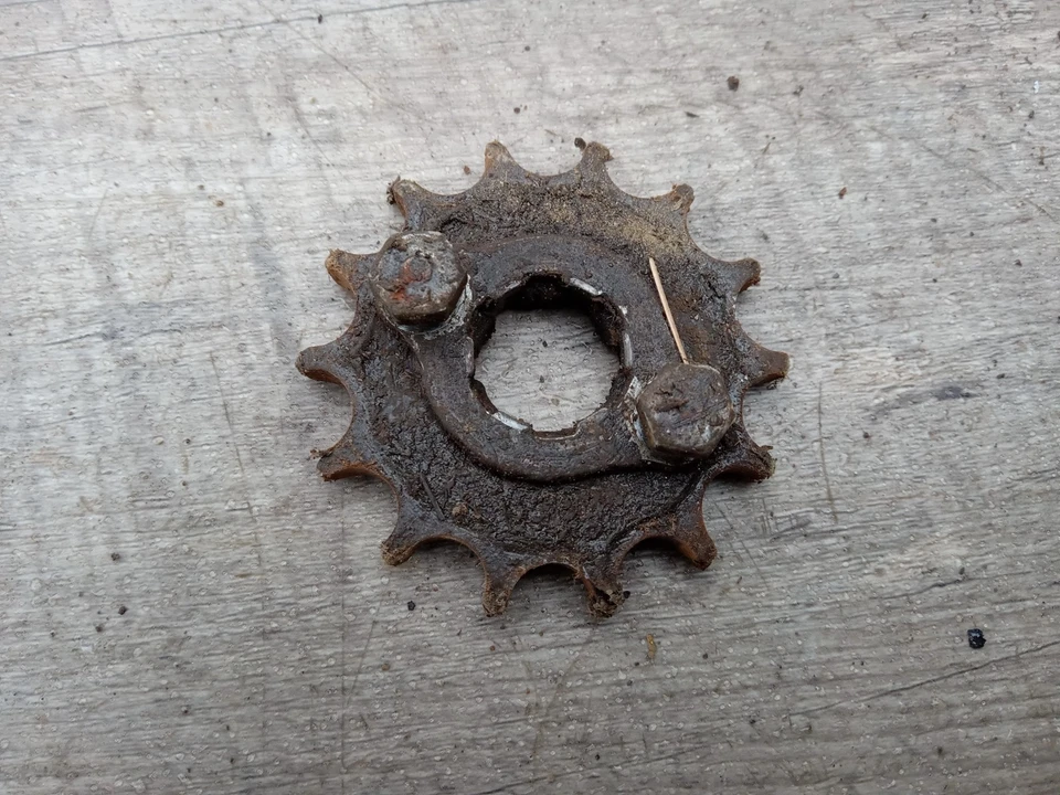 1970 HONDA SL 100 Front Sprocket sl100 oem original - Image 1 of 1