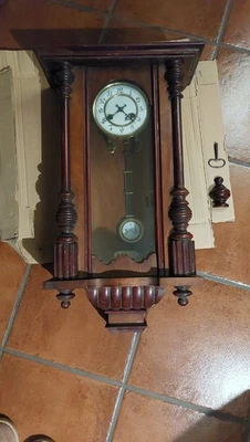 Antico orologio a pendolo completo di chiave e funzionante - Immagine 1 di 3