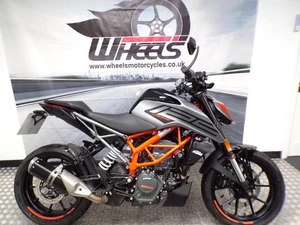 2023 KTM 125 DUKE WITH ONLY 2053 MILES FROM NEW  - Picture 1 of 20