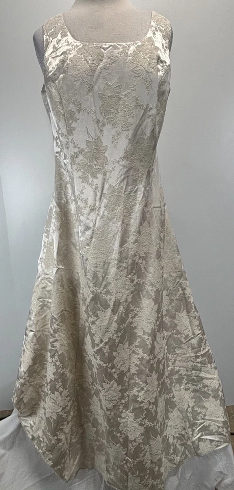 Vestido de Noiva Vintage Anos 90 Scott McClintock Marfim e Ouro Brocado Princesa - Tamanho 14W - Imagem 1 de 4