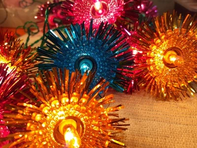 VINTAGE  CHRISTMAS TREE LIGHTS. WOOLWORTHS.  WORKING. 20 X TINSEL REFLECTORS.  - Image 1 of 4