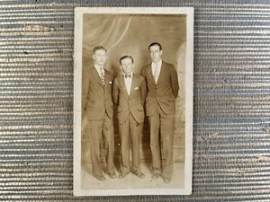 RPPC 3 Männer stehend Studio Portrait Echt Foto Postkarte - Bild 1 von 2