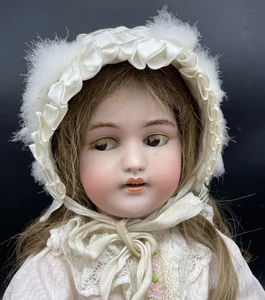 Bonnet de Bébé ou poupée Ancien cousu main effet matelassé bord en duvet - Picture 1 of 10