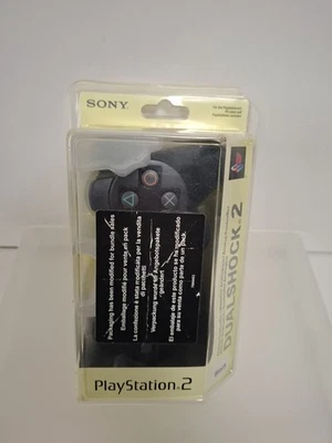 CONTROLLER NERO DUALSHOCK 2 SONY PLAYSTATION 2 NUOVO SIGILLATO SCATOLA SBIADITA DAL SOLE - Immagine 1 di 4