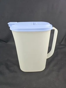 Tupperware Vintage Slim Line Krug durchsichtig mit blauem Klappdeckel 2 Quart. Lichtgebrauch - Bild 1 von 6