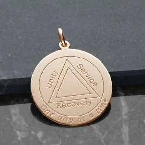 Collar grabado enchapado en oro rosa símbolo AA afirmación recuperación afirmación NA GA - Imagen 1 de 8