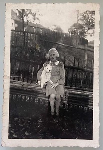 Foto original vintage de niña con perro niños años 20 - Imagen 1 de 3