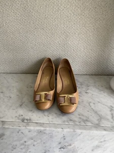 Salvatore Ferragamo Vara Pumps 38,5 EU Schuhgröße - Bild 1 von 10