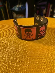 Rosa/schwarz Totenkopf Druckknopf Armband - Bild 1 von 4