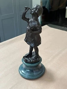 BELLISSIMA STATUA VINTAGE IN BRONZO RAGAZZA CHE SOFFIA BOLLE - FIRMATA - Foto 1 di 10