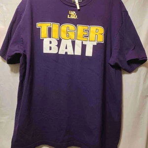 Section 101 LSU Tigers Purple Vinyl "Tiger Bait" Men's Graphic T-Shirt Size 2XL - Picture 1 of 4