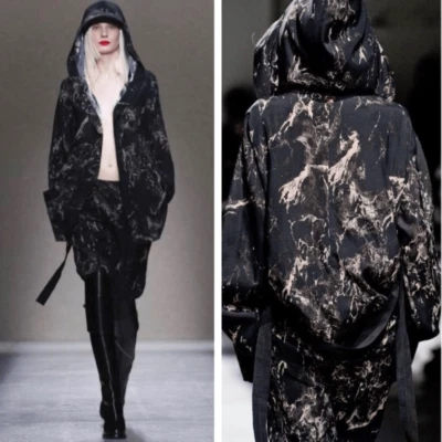 Chaqueta cortavientos Diesel de gran tamaño negra y dorada pasarela desfile de moda Foto 1 de 4