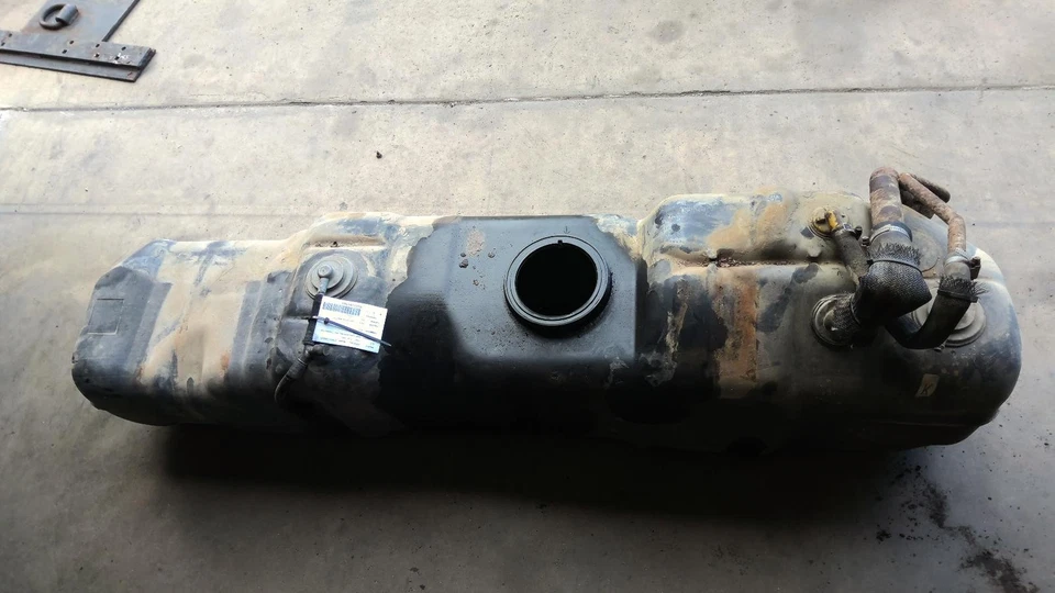 Used Fuel Tank fits: 2003 Ford F350SD PICKUP front midship diesel 142`` WB Grade Foto 1 de 4