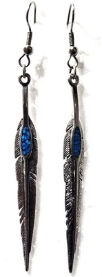 PAR DE PENDIENTES LARGOS DISEÑO TURQUESA Y PLUMAS TONO PLATEADO 2 1/4" Foto 1 de 4